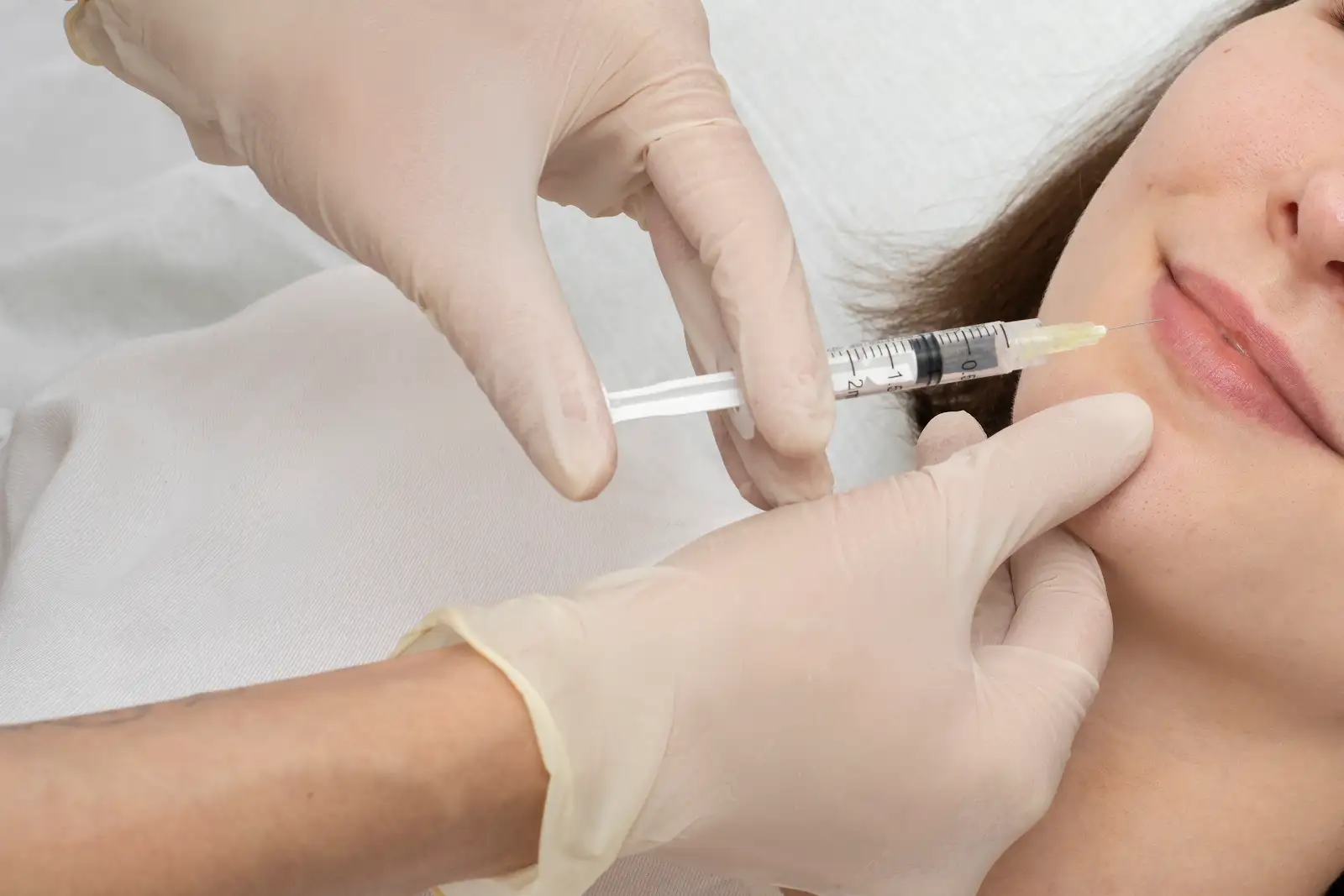 Advantages and Considerations of Whitening Injections for Glowing Skin 